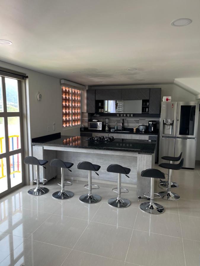 Апартаменты Apartamento De Lujo Гуатапе Экстерьер фото